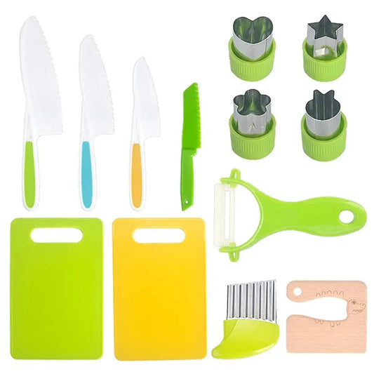 Les 13 pieces du kit de cuisine enfant : 4 couteaux, 4 emporte-pieces, l'eplucheur, 2 planches, le coupe-frites et le hachoir en bois