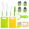 Les 13 pieces du kit de cuisine enfant : 4 couteaux, 4 emporte-pieces, l'eplucheur, 2 planches, le coupe-frites et le hachoir en bois
